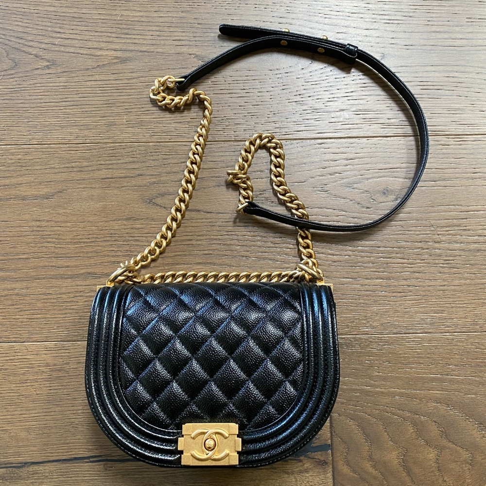 Chanel boy messenger